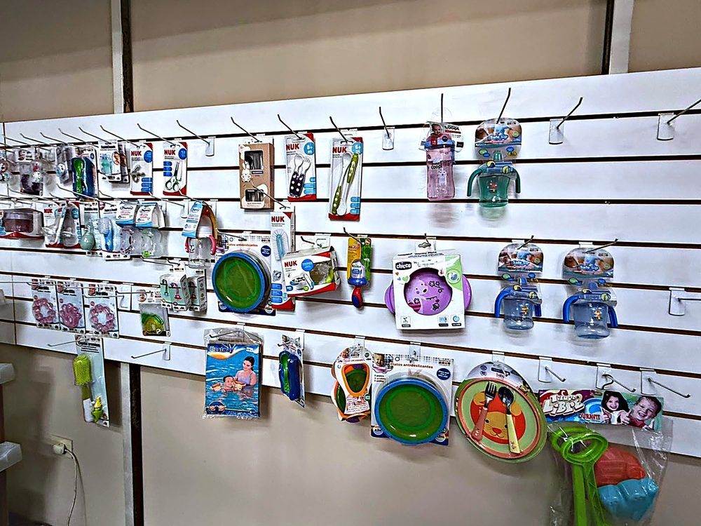 Pared con accesorios y juguetes para bebés