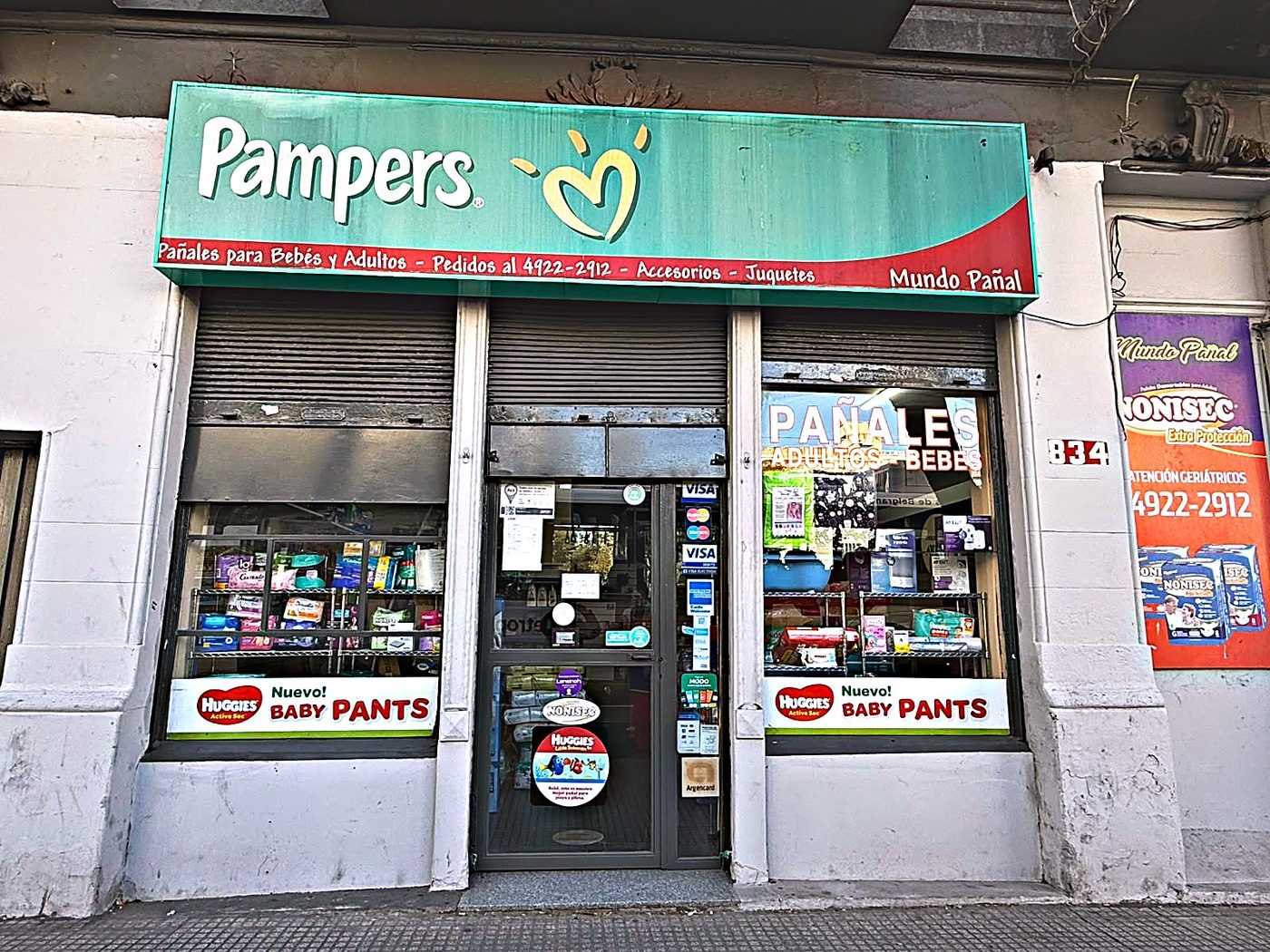 El frente de Mundo Pa&ntilde;al en Av. La Plata 834, Boedo