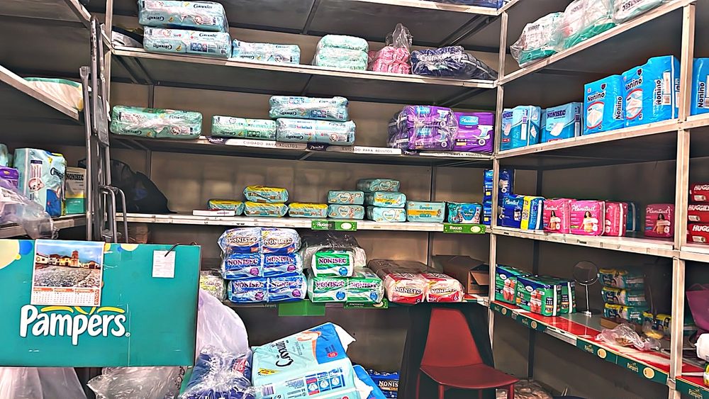 Góndola con pañales de distintas marcas y talles